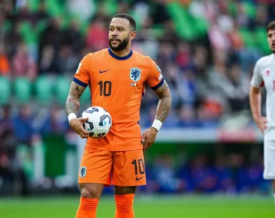 Depay becomes all-time top scorer