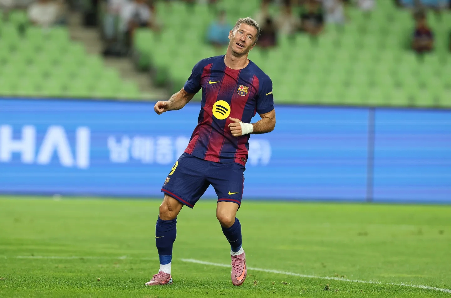 Lewandowski missed golden chance